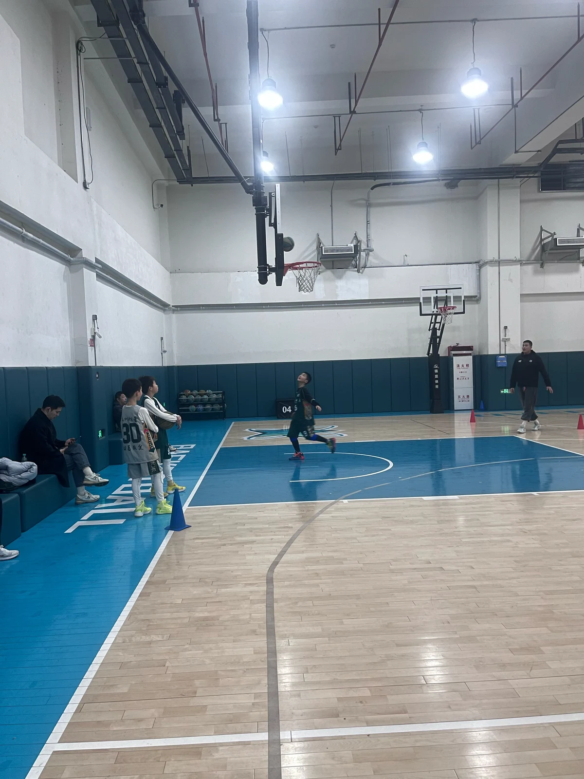 刻苦训练篮球时如何避免受伤的建议_1